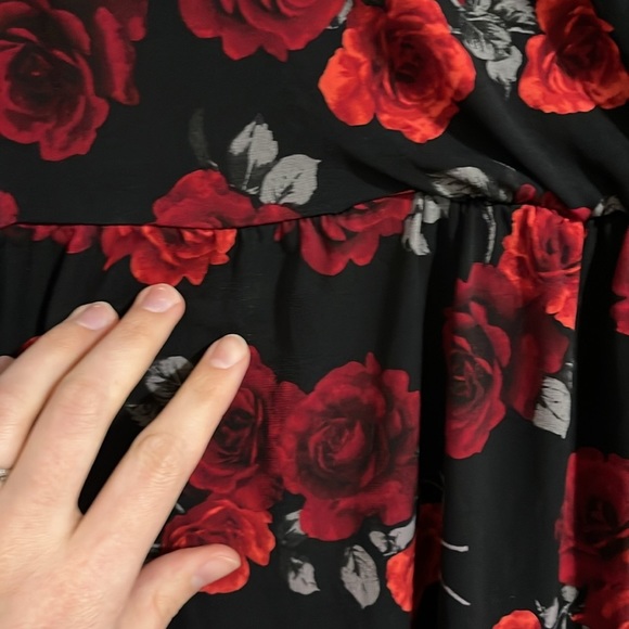 Torrid Sz 2 Babydoll Rose Print Studio Knit Chiffon Sleeve Surplice Top - Picture 8 of 8